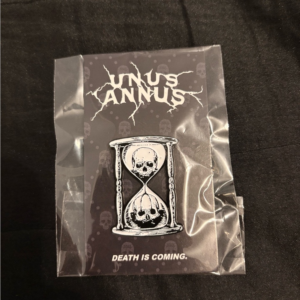 Unus Annus Hourglass Pin